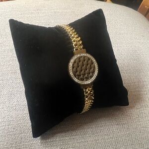 - NWT Woman’s bracelet